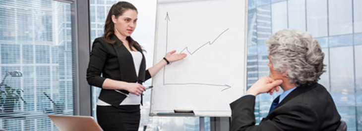 woman making a presentation 730px Privatissimum - Lernen im kleinen Kreis